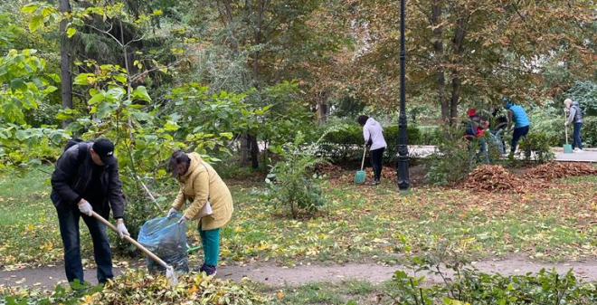 В Саратове сотрудники администрации убрали мусор в Детском парке