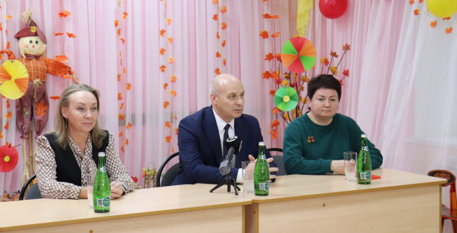 Министр и куратор строительства новой школы в Молодежном встретились с родителями будущих учеников