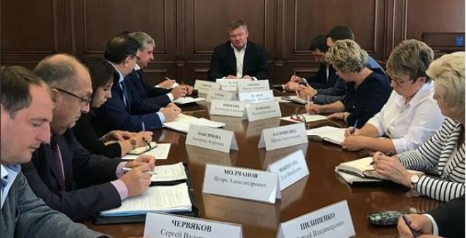 Михаил Исаев поручил профильным чиновникам начинать и завершать рабочий день на стройплощадках
