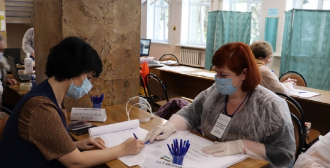 Председатель избирательной комиссии Ирина Романова одна из первых проголосовала на избирательном участке №293