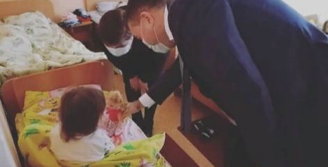 Нашлись родственники девочек, у которых на прошлой неделе погибла мама
