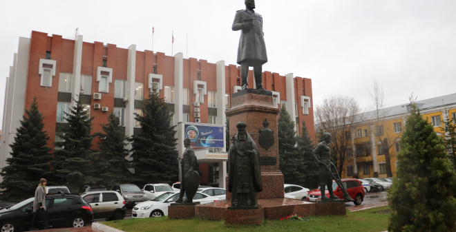 Депутаты областной Думы возложили цветы к памятнику Петру Столыпину