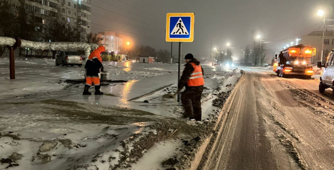 Продолжается расчистка дорог и тротуаров от снега и наледи