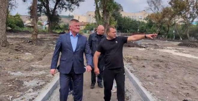 На улице Прессовая продолжается благоустройство сквера