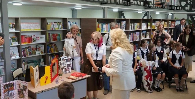 В Детском парке торжественно открыли библиотеку под названием «Заряжайка»