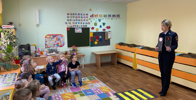 Воспитанникам детских садов рассказали про безопасность на дороге