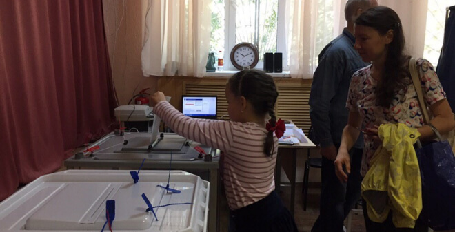 Избиратели на участках: Пришли с детьми, рассказываем про выборы