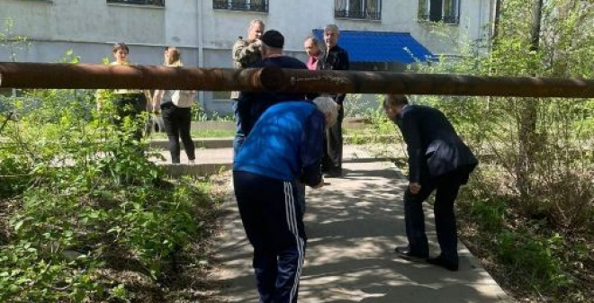 Депутат Сидоров будет добиваться переноса трубы, мешающей свободному проходу людей по тротуару