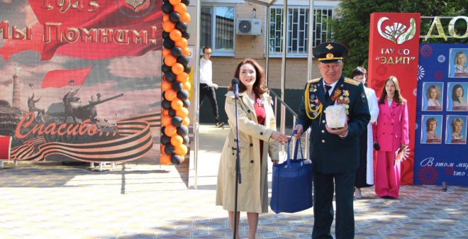 Юлия Литневская передала ветеранам пасхальные куличи и литературу о здоровье
