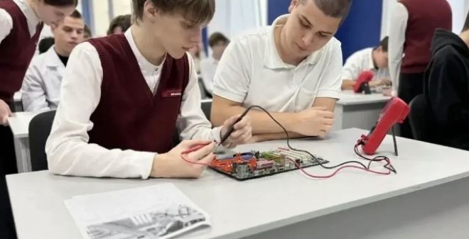 Более 5 тысяч школьников познакомились с профессиями на Едином дне открытых дверей