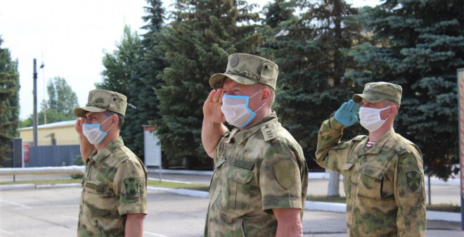 Саратовским росгвардейцам торжественно вручили ключи от служебных квартир и автомобилей 