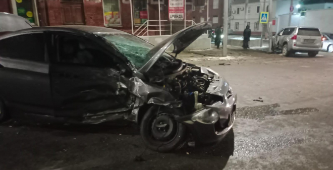 В ночной аварии на Зарубина в Саратове пострадал водитель иномарки