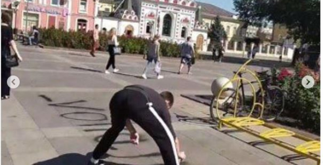 Глава города возмущен вандальными действиями на площади Чернышевского