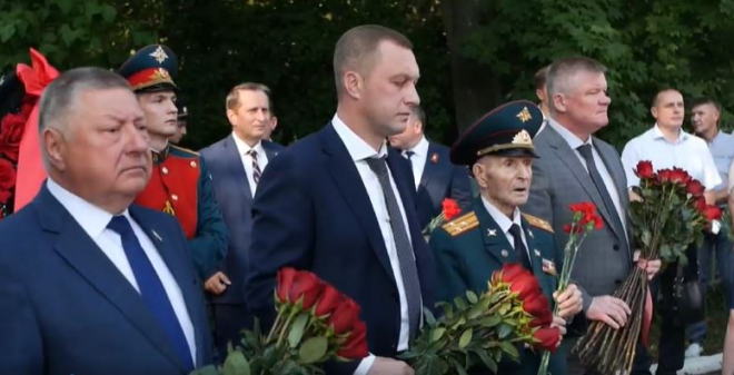 Бусаргин почтил память погибших воинов на Воскресенском кладбище Саратова