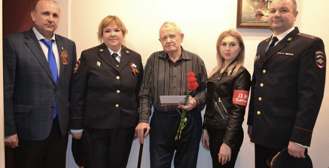Саратовские полицейские поздравили ветеранов с наступающим Днем Победы