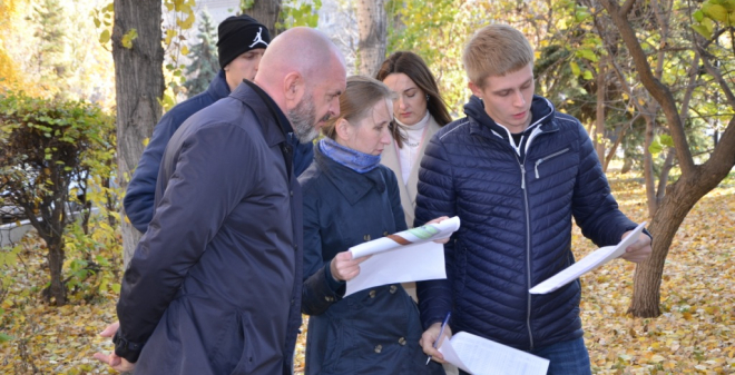 В сквере на 2-ой Садовой провели проверку результатов инвентаризации зеленых насаждений