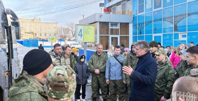 Военнослужащие 98 полка после краткосрочного отпуска возвращаются к месту службы