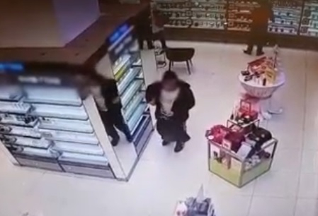 Полицейские Саратова задержали подозреваемого в краже из магазина косметики и парфюмерии