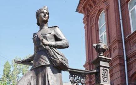 Студентка медколлежда Анастасия Медведева: Памятник военной медсестре установлен там, где в течение дня проходит большой поток студентов и учащихся самых разных саратовских образовательных учреждений