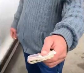 Должностному лицу пытались дать взятку