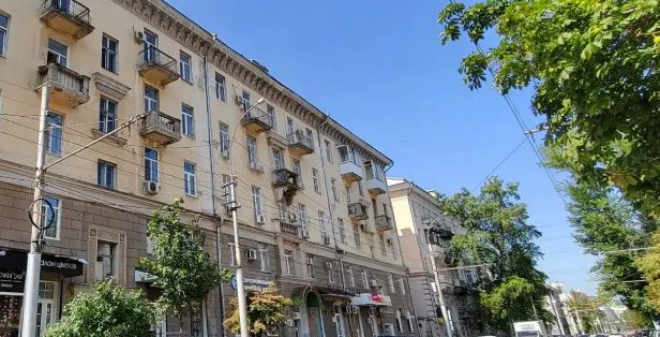 Пятиэтажный дом советского периода в центре Саратова признан памятником градостроительства и архитектуры