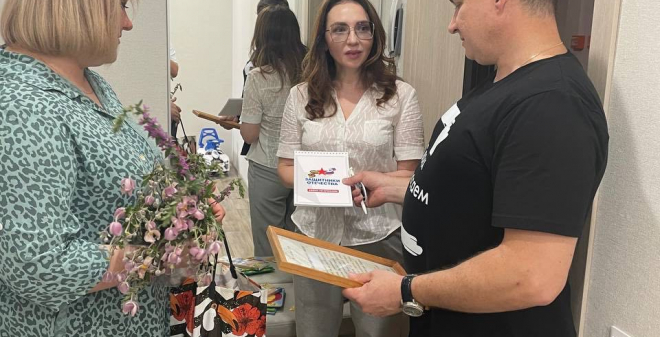 Юлия Литневская вручила подарки и благодарственное письмо семье участника СВО