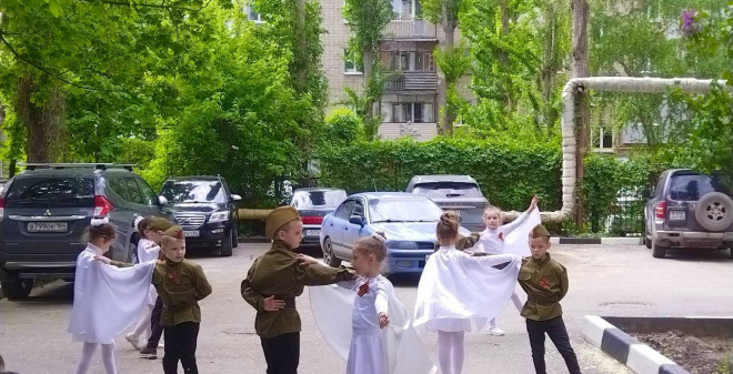 Во дворах ветеранов прошли праздничные концерты ко Дню Победы
