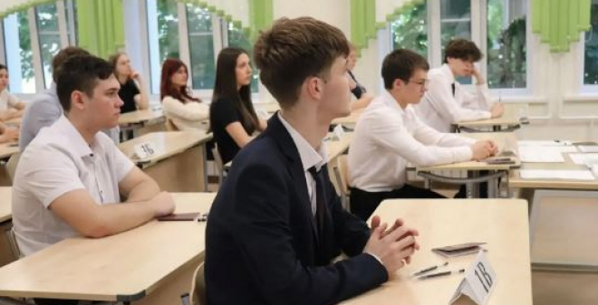 Школьники региона сдают ЕГЭ по математике профильного и базового уровней