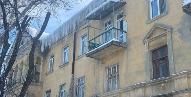 В Саратове депутаты потребовали от УК усилить контроль за очисткой крыш от наледи