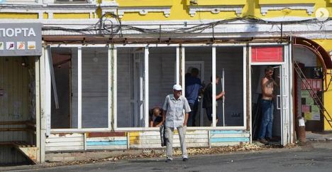 На улице Радищева демонтируют ларьки