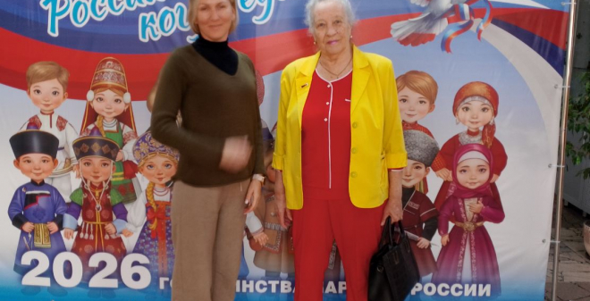 В Ленинском районе голосуют семьями и фотографируются у тематического плаката