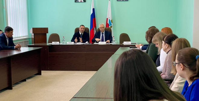 Председатель облдумы рассказал молодым педагогам из Ртищева о мерах поддержки и важности целевого обучения