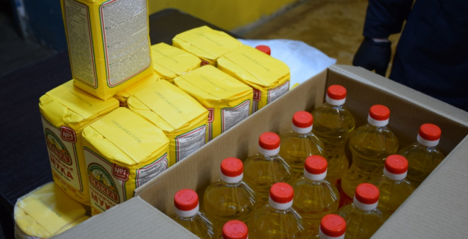 Семьи саратовских школьников уже второй раз за месяц получили продуктовые наборы