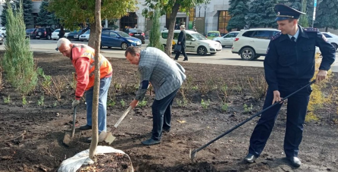 Саратовские полицейские приняли участие во Всероссийском экологическом субботнике Зеленая Россия»