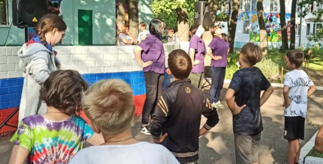 Саратовские школьники начали день с «Зарядки со стражем порядка»