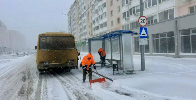 Более 300 единиц техники коммунальных предприятий, дорожных служб и управляющих компаний устраняют последствия непогоды в Саратове