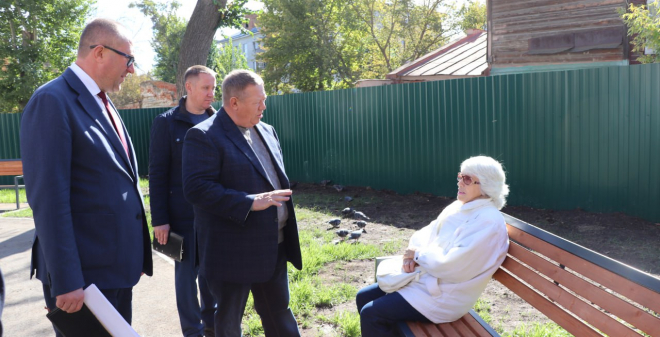 Панков пообщался с жителями в скверах, благоустроенных по депутатскому проекту Володина