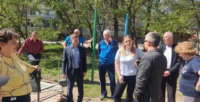 Алексей Сидоров помог благоустроить детскую площадку