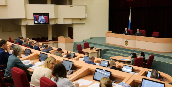 Роман Грибов о лишении получивших двойное гражданство чиновников и депутатов доплат к пенсии: Жители области поддержат это решение
