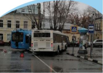Троллейбус N 5 попал в ДТП. Михаил Исаев рассказал о недопустимом поведении водителей автобусов