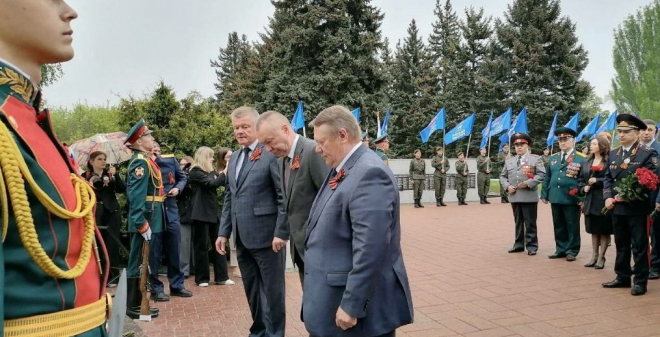 Николай Панков вместе с жителями почтил память героев-земляков