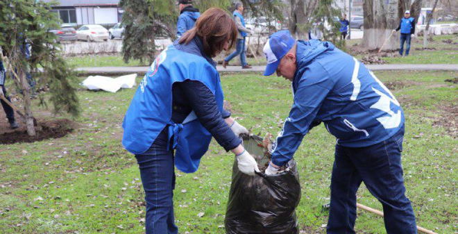 Николай Панков вышел на субботник вместе с балаковцами