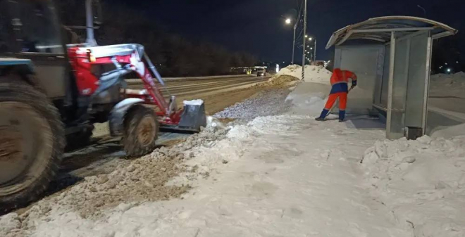 В течение ночи коммунальные службы устраняли последствия снегопада