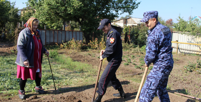 Росгвардейцы копали огороды и чинили покосившиеся заборы