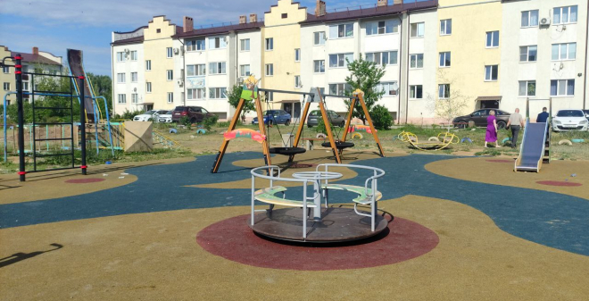 В рабочем поселке Степное благоустроили парк и установили новые детские площадки