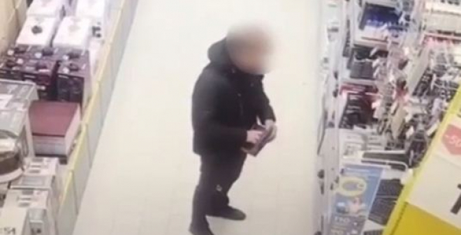 Из магазина в Заводском районе мужчина похитил 9 упаковок сыра,  портативную колонку и наушники