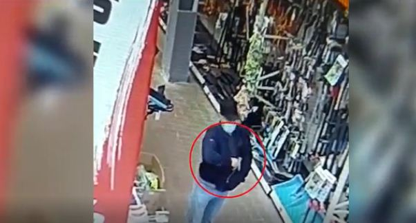 Из гипермаркета мужчина похитил два топора