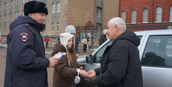 Саратовским водителям напомнили, что их ждут дома, и подарили деревянные амулеты