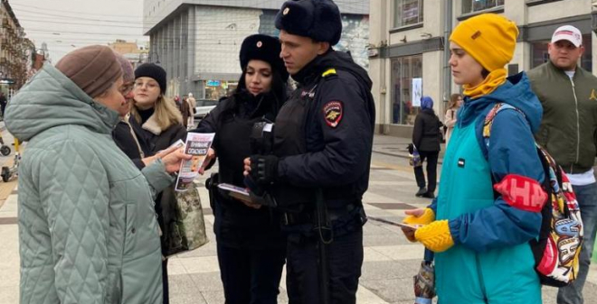 В Саратове полицейские и дружинники провели акцию по профилактике мошенничества