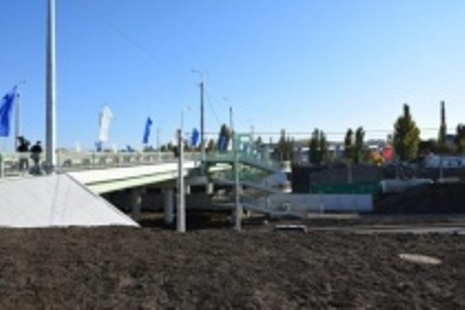На путепроводе Трофимовский ведется монтаж контактной сети